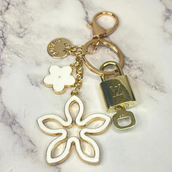 Louis Vuitton Lock & Key #436 with a Floral Charm Keychain | White & Gold - Picture 1 of 3